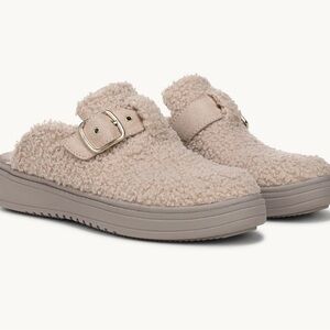 Life Stride Tan Fuzzy Mules